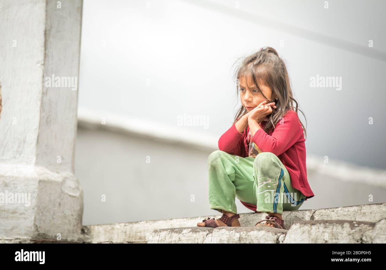 chichicastenango, Guatemala, 27. Februar 2020: maya-mädchen auf dem traditionellen Markt Stockfoto