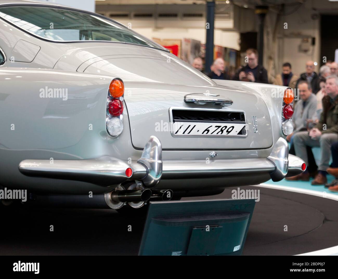 Nahaufnahme der hinteren drehbaren Nummernschilder des Aston Martin DB5 Goldfinger Continuation Model auf der London Classic Car Show 2020 Stockfoto