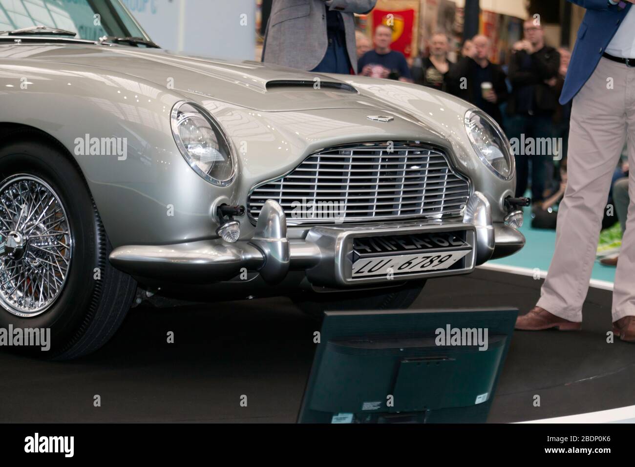 Ansicht der Vorderseite des Goldfinger Aston Martin DB5 Continuation Car, das die vorderen Maschinengewehre und das drehbare Nummernschild auf der London Classic Car Show 2020 zeigt Stockfoto