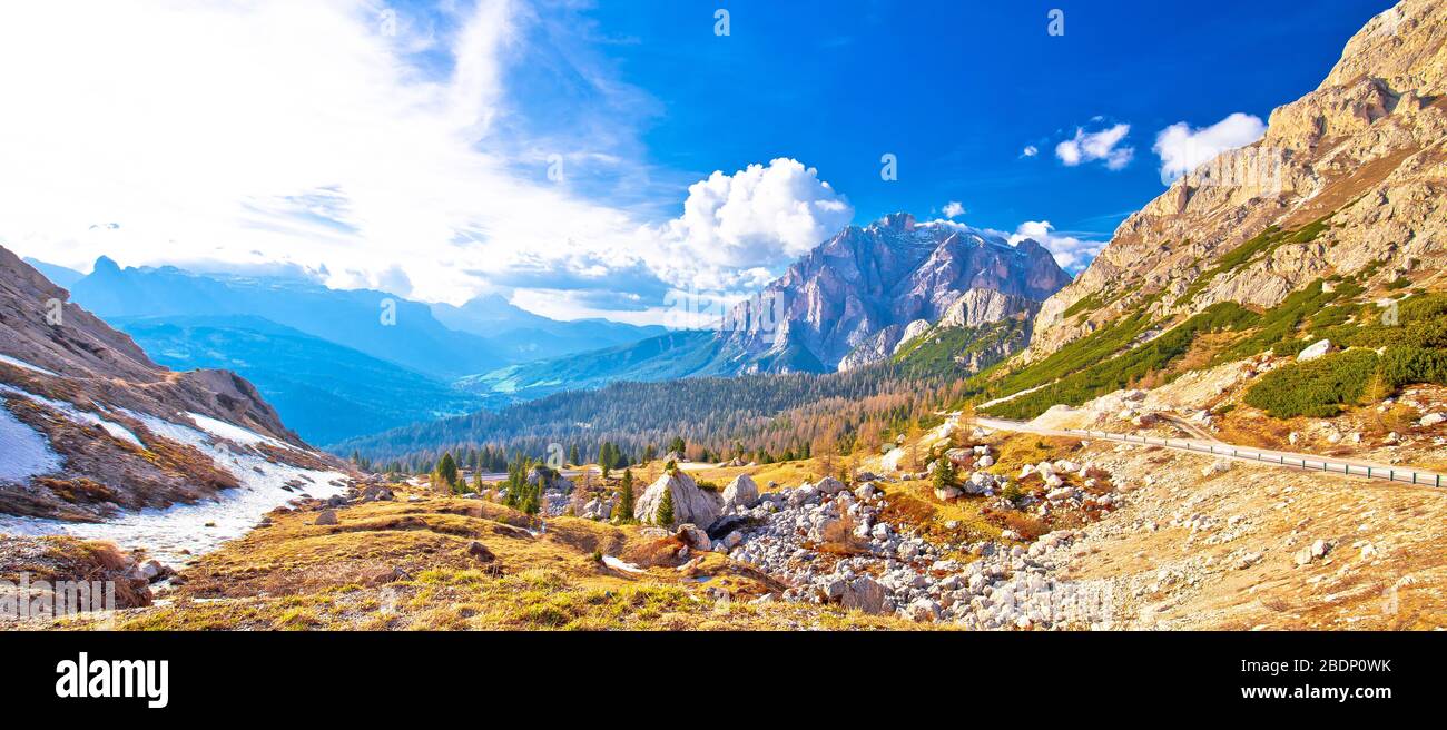 Passo Valparola hochalpiner Pass mit Panoramablick, Gipfel von Cunturines-Spitze, in den Dolmen, Italien Stockfoto