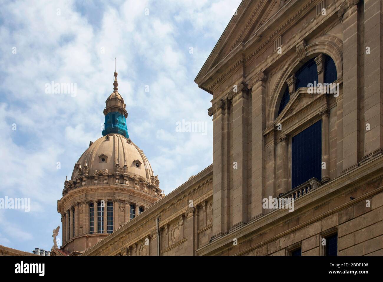 Blick auf das historische Museum in Barcelona. Es ist ein sonniger Sommertag. Stockfoto