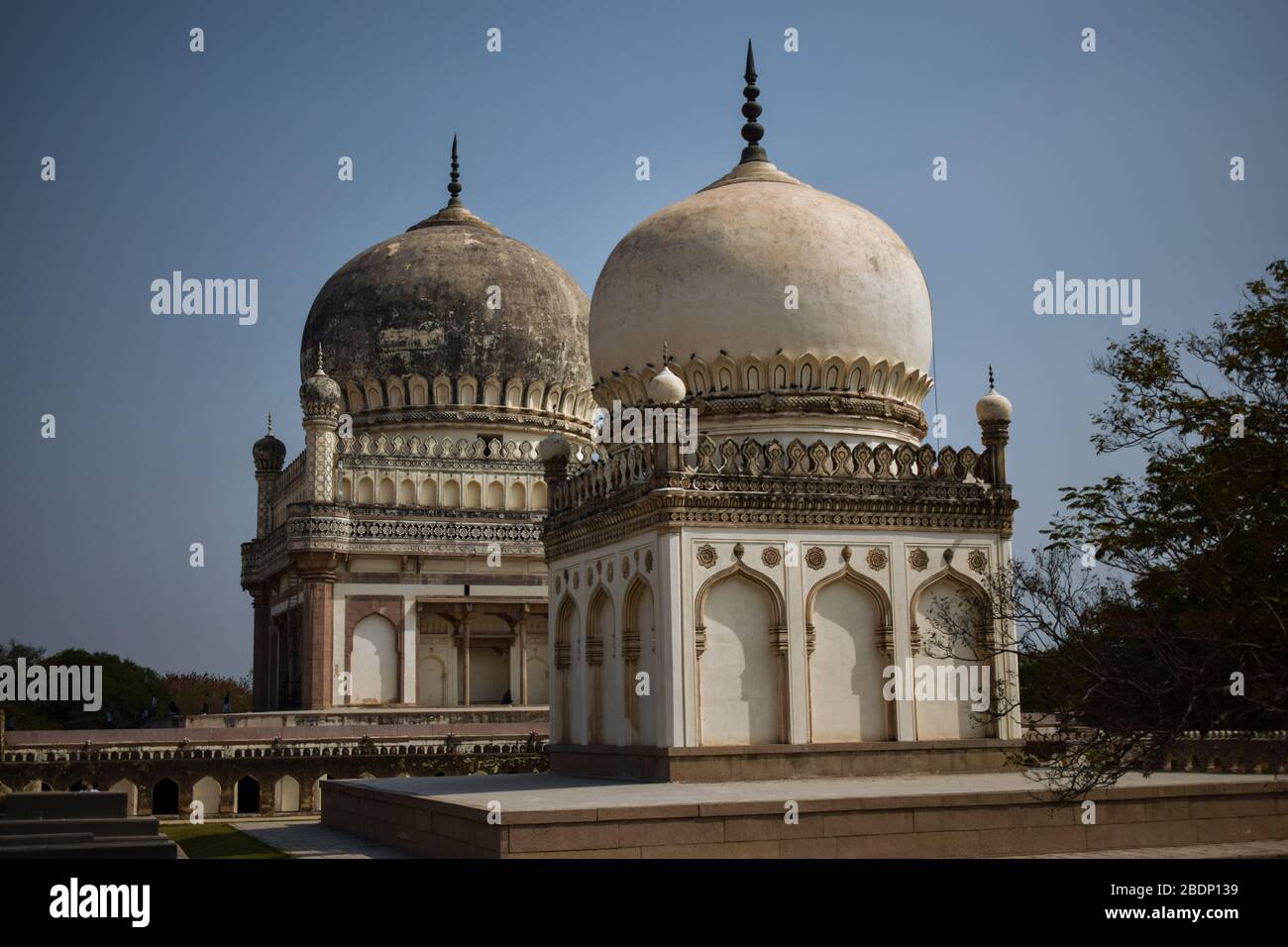 Das Grab von Sultan Quli Qutb Mulk wurde 1543 erbaut. Foto Von Seven Tombs Stock Stockfoto