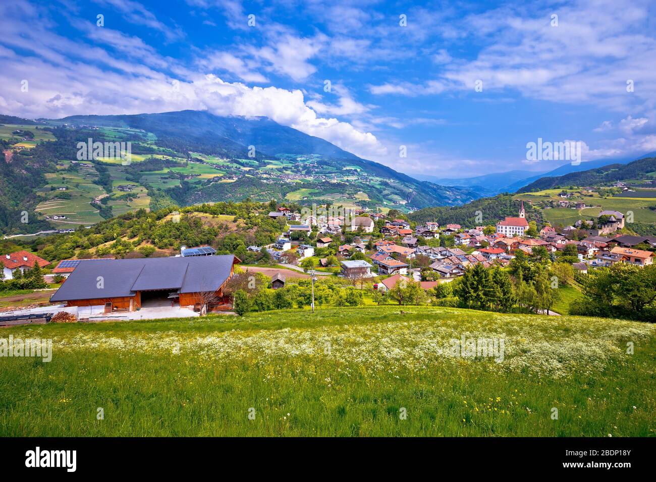 In Den Bergen. Idyllisches Alpendorf Gudon Architektur und Landschaftsblick, Provinz Bolzano im Trentino Alto Adige in Italien Stockfoto