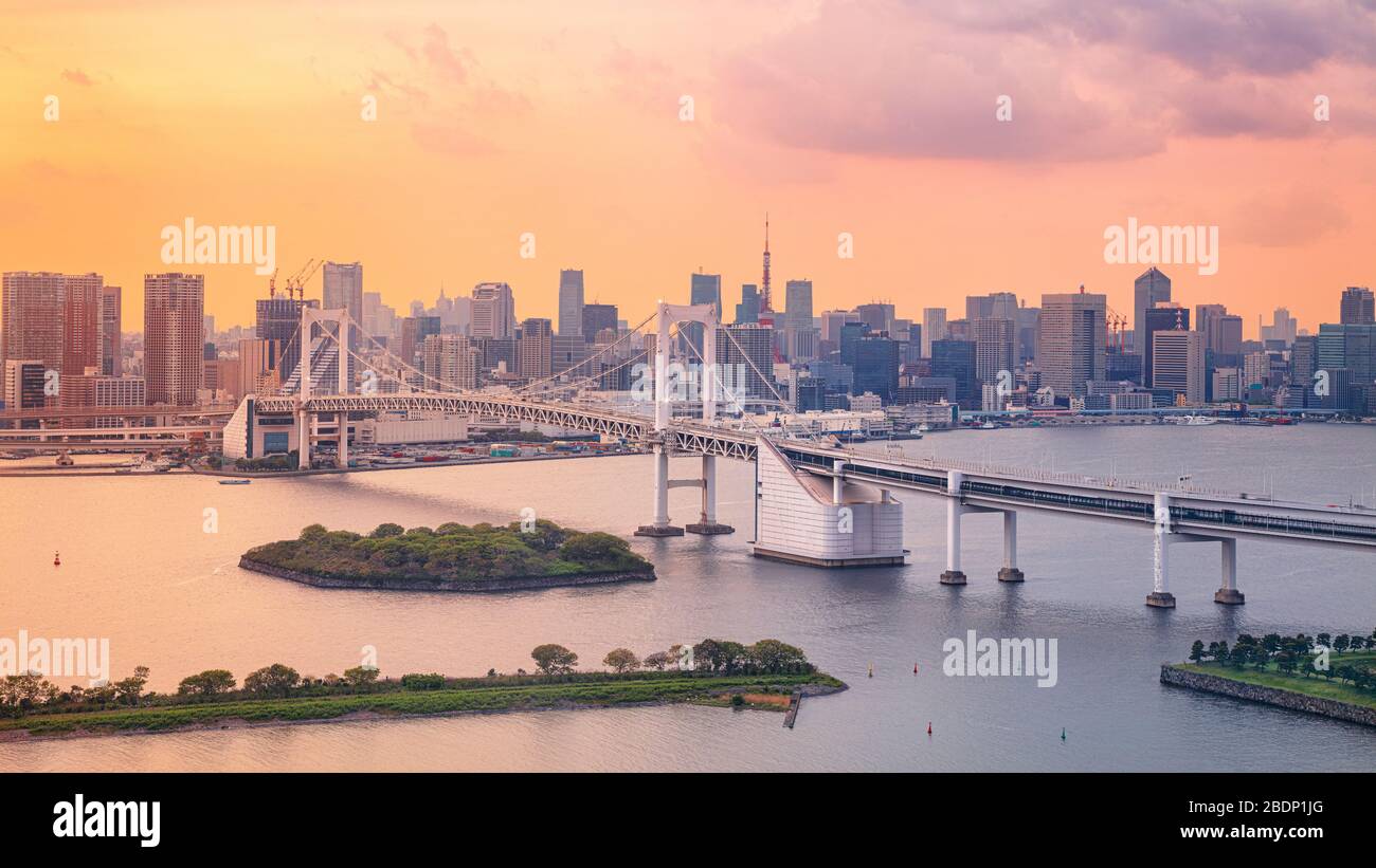 Tokio. Stadtbild von Tokio, Japan mit Regenbogenbrücke bei Sonnenuntergang. Stockfoto