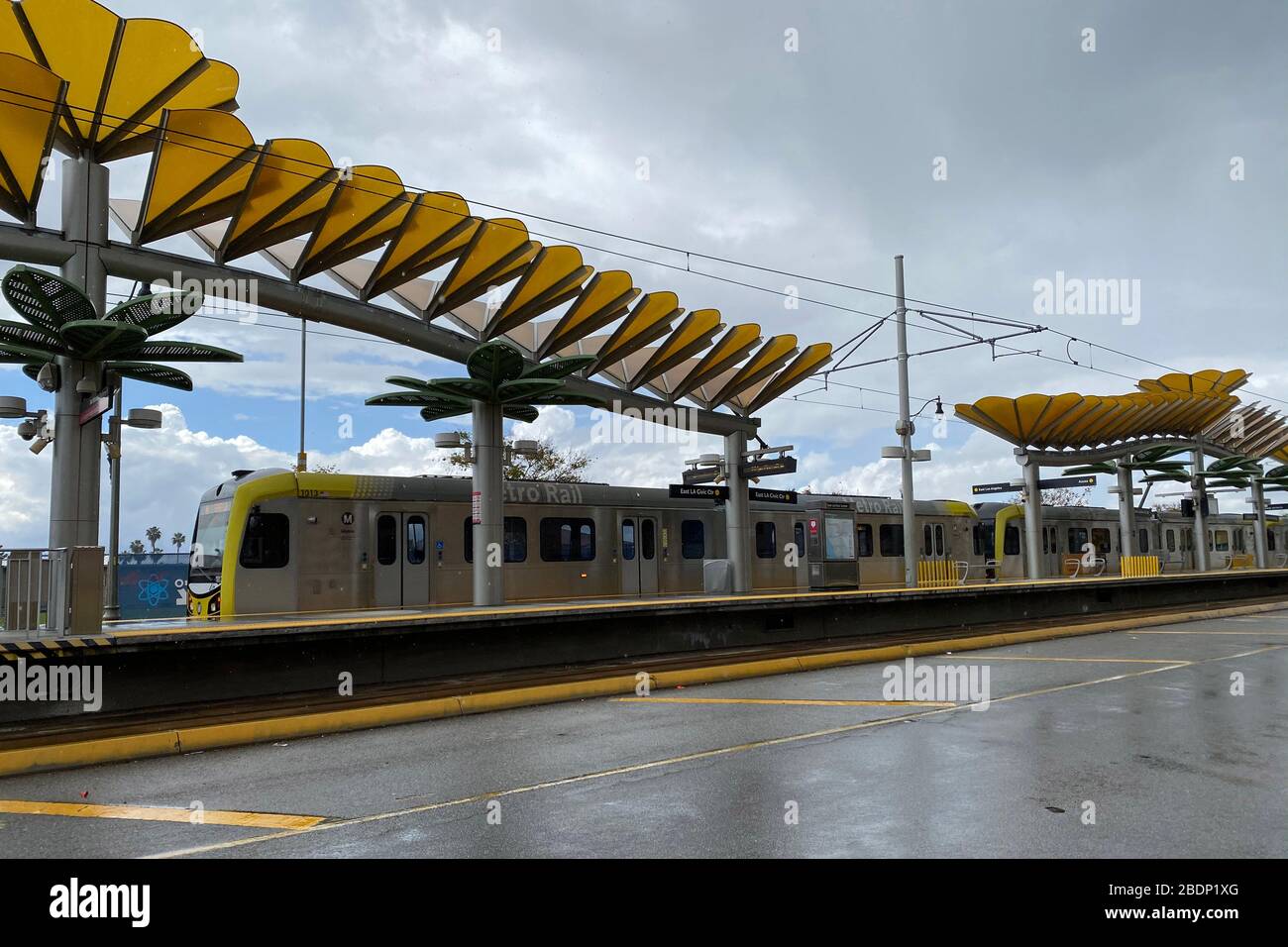 KALIFORNIEN, USA. April 2020. Ein Stadtbahnzug der Metro Rail Gold Line verlässt den Bahnhof East LA Civic Center inmitten der globalen Coronavirus COVID-19-Pandemie, Mittwoch, 8. April 2020, in Los Angeles. (Foto von IOS/Espa-Images) Credit: European Sports Photo Agency/Alamy Live News Stockfoto