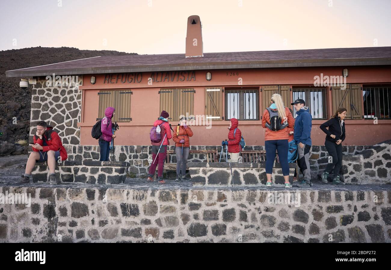 Spanien - 3. Mai 2019: Wanderer vor der Altavista-Berghütte bei Sonnenuntergang. Stockfoto