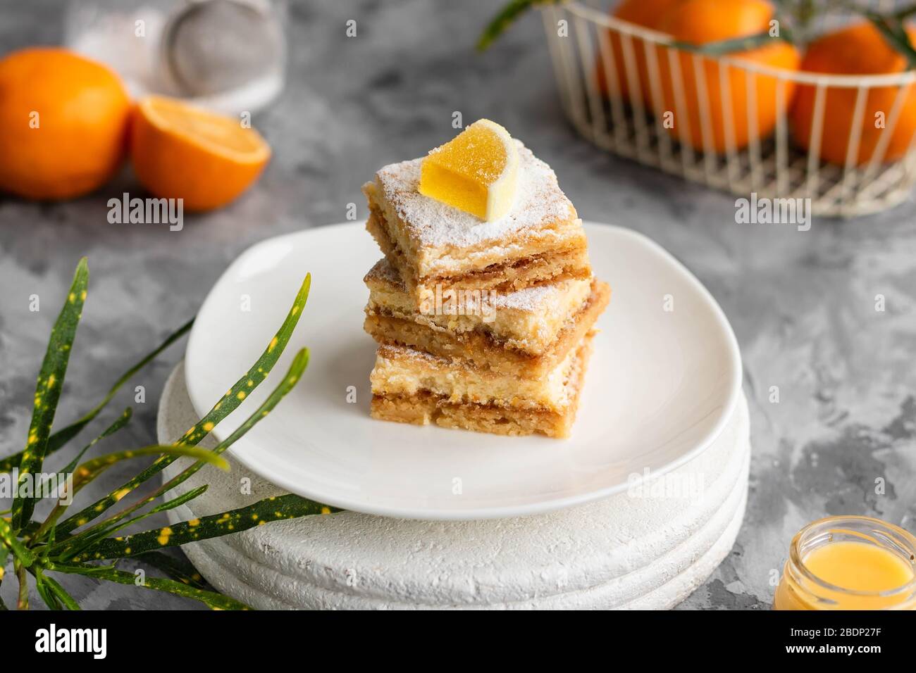 Hausgemachte Zitronenstangen auf dem Ofenteig. Leichter Sommer Zitrone Dessert. Stockfoto