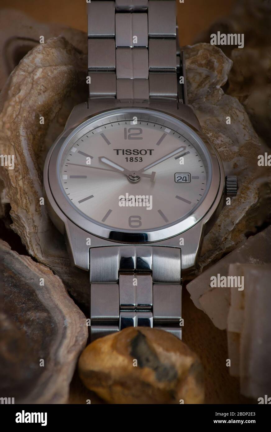 Alexandria, Ägypten 3. März 2020 Tissot klassische Uhrenwerbung mit Fossilien Hintergrund Stockfoto