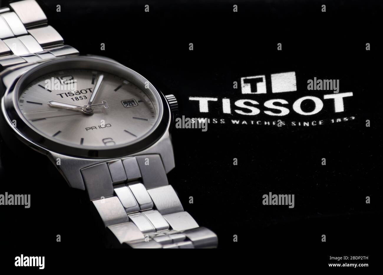 Alexandria, Ägypten 3. März 2020 Tissot klassische Uhrenwerbung mit Tissot-Logo daneben Stockfoto