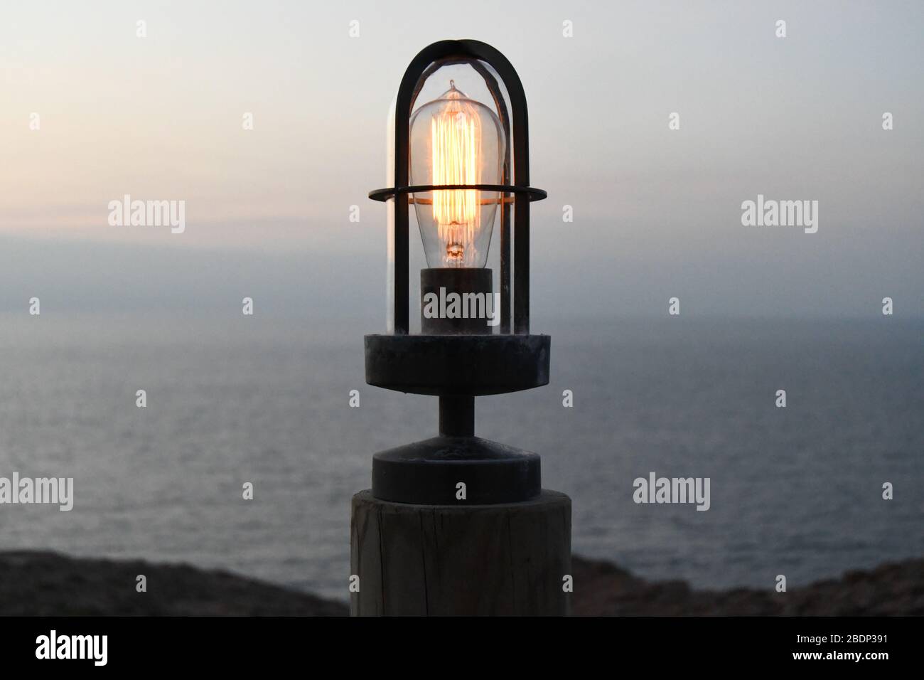 Alte Retro-maritime Glühbirne am Meer auf ibiza bei Sonnenaufgang oder Sonnenuntergang Stockfoto