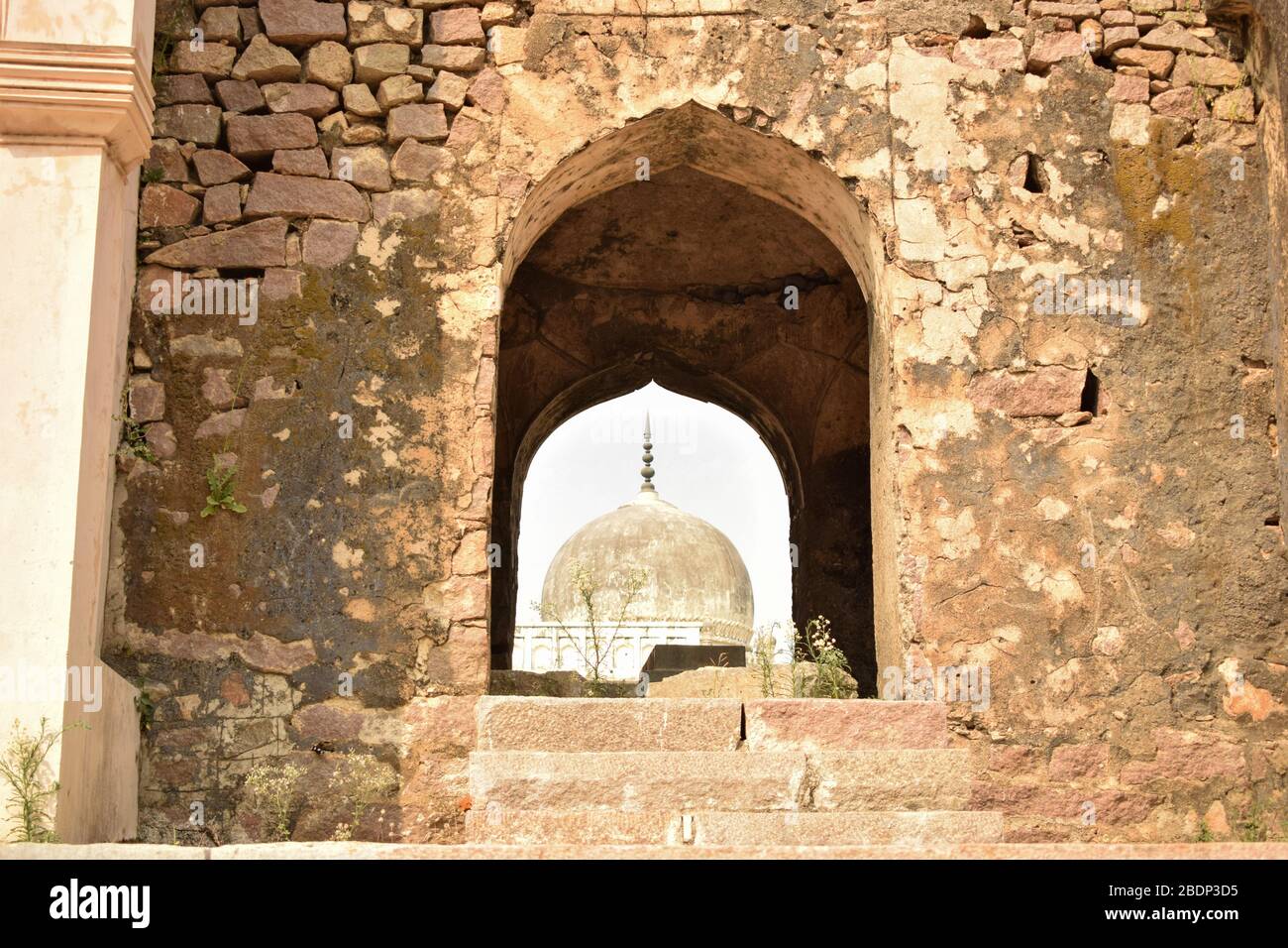 Das Grab von Sultan Quli Qutb Mulk wurde 1543 erbaut. Foto Von Seven Tombs Stock Stockfoto