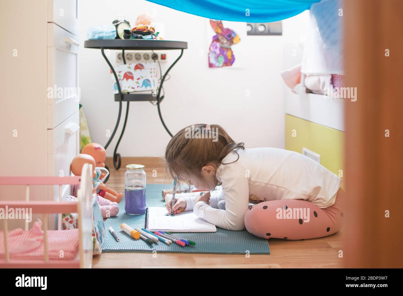 Mädchen malen und schreiben, die zu Hause Hausaufgaben machen, während der Selbstisolation der Kovid 19. Home Education Konzept mit leerem Kopierraum für Editor-Text. Stockfoto
