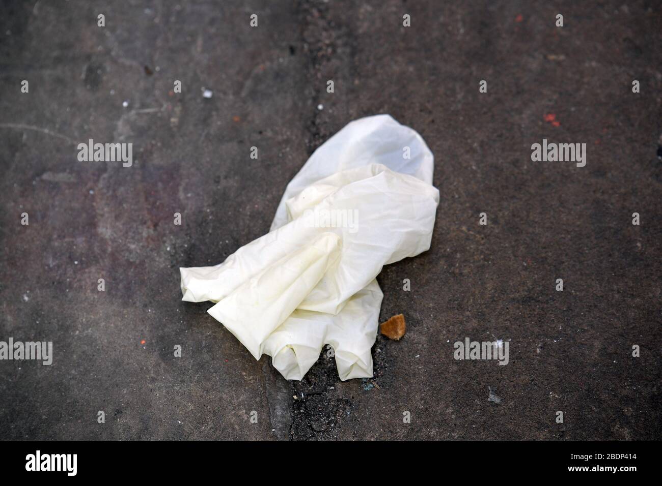 Birmingham, West Midlands, Großbritannien. April 2020. Obwohl das Coronavirus eine unsichtbare Bedrohung für das menschliche Auge darstellt, sind weggeworfene Handschuhe und Gesichtsmasken eine sichtbarere Fäule auf dem Land. Die Bilder zeigen gebrauchte Handschuhe und Masken, die möglicherweise kontaminiert sind, auf dem Boden im Stadtzentrum von Birmingham verstreut sind. Quelle: Stop Press Media/Alamy Live News Stockfoto