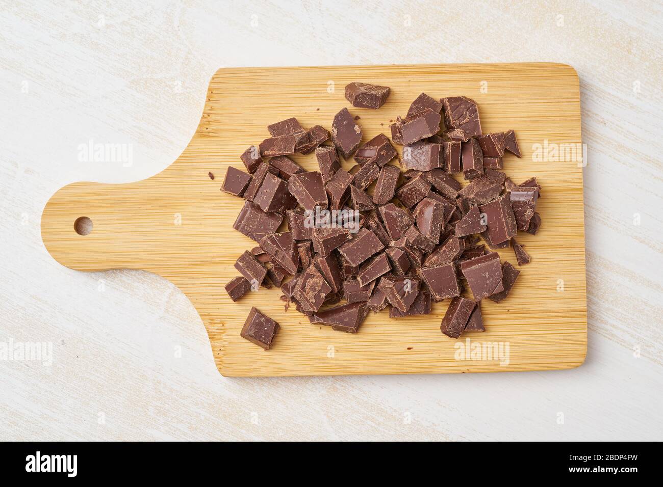 Gehackte Schokolade auf Schneidebrett. Schritt für Schritt Rezept für Bananenbrot. Stockfoto