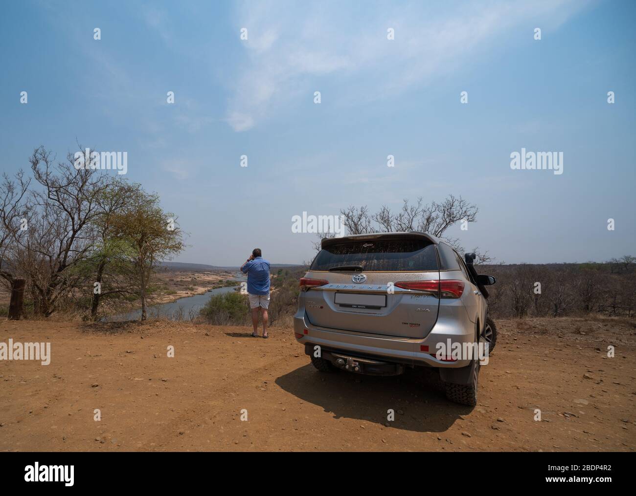 Ein Tourist in Kruger aus dem Auto an einem bestimmten Ort auf der Suche nach Tieren und Vögeln Stockfoto