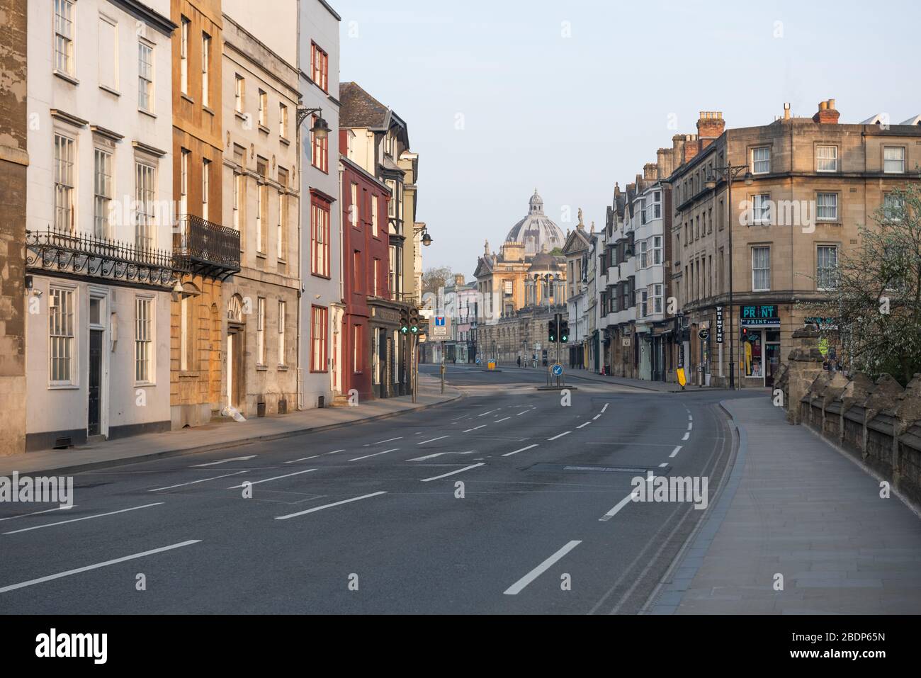 Die High Street nach Westen in Richtung der Kuppel der Radcliffe Kamera und Queens College, Oxford Stockfoto
