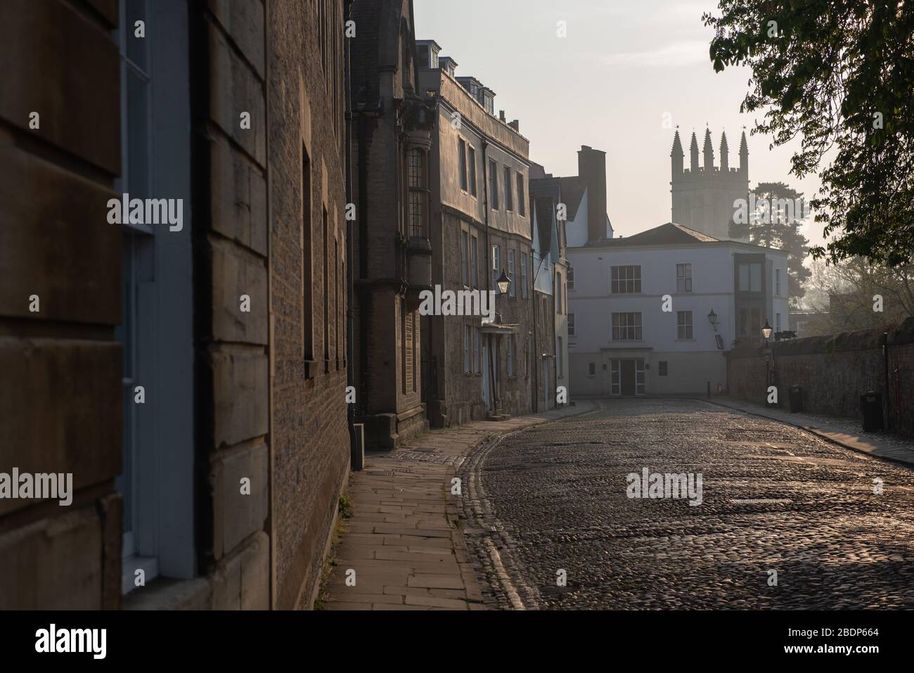 Merton Street, Oxford. Blick nach Osten mit Magdalen College Turm dahinter Stockfoto