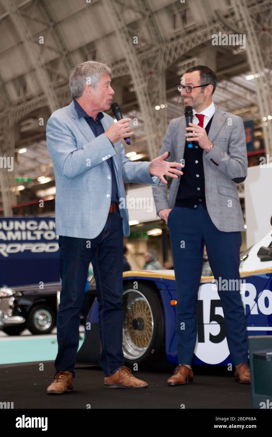 TIFF Needell beschreibt seine Erfahrungen mit dem Porsche 962C in Le Mans mit dem Motoring-Experten Max Girardo auf der Car Stories-Bühne der London Classic Car Show 2020 Stockfoto
