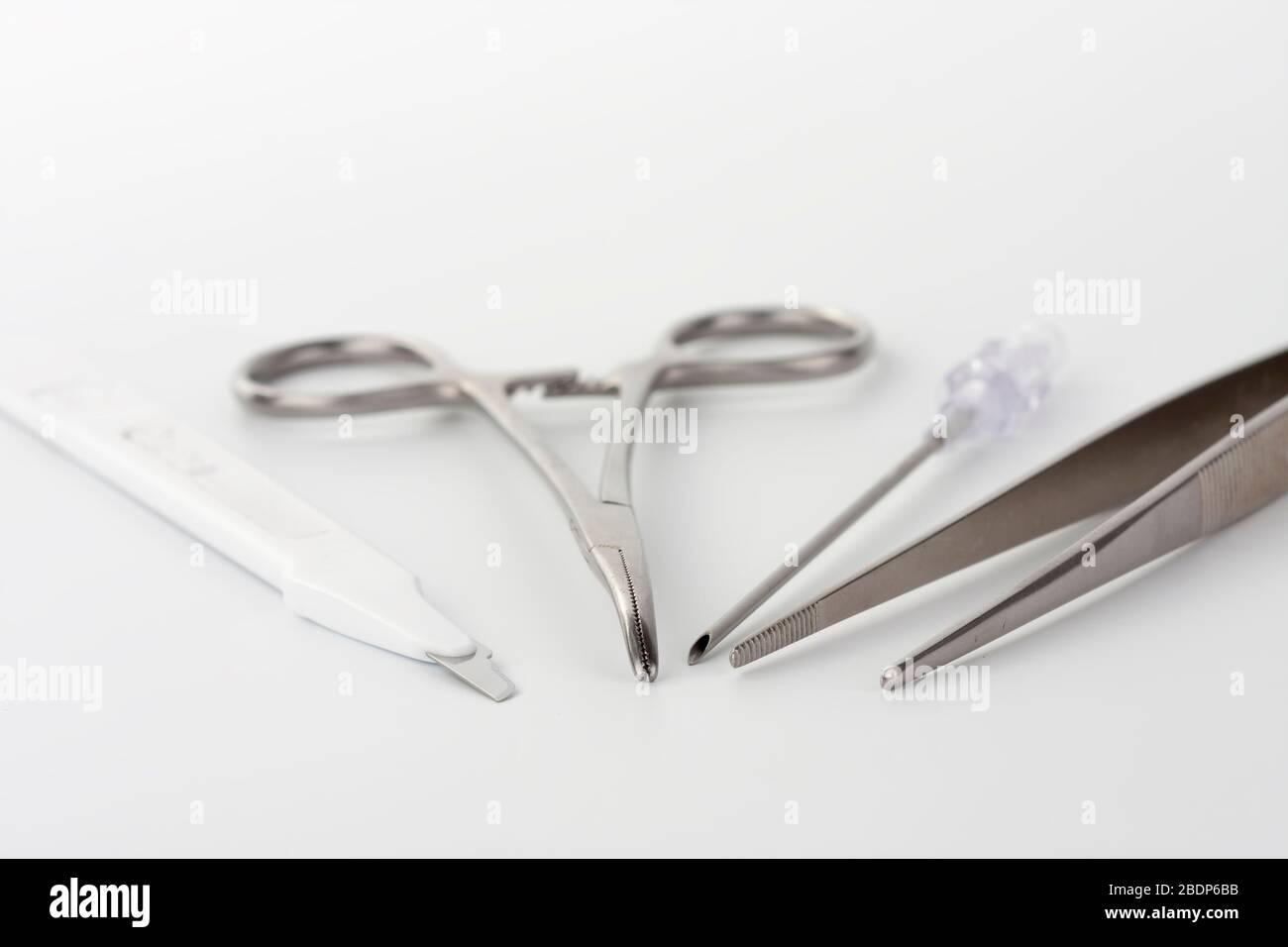 Nahaufnahme von medizinischen Instrumenten auf weißem Hintergrund. Instrumente werden zur Kanulation des zentralvenösen Katheters auf der ITS im Krankenhaus verwendet. Stockfoto