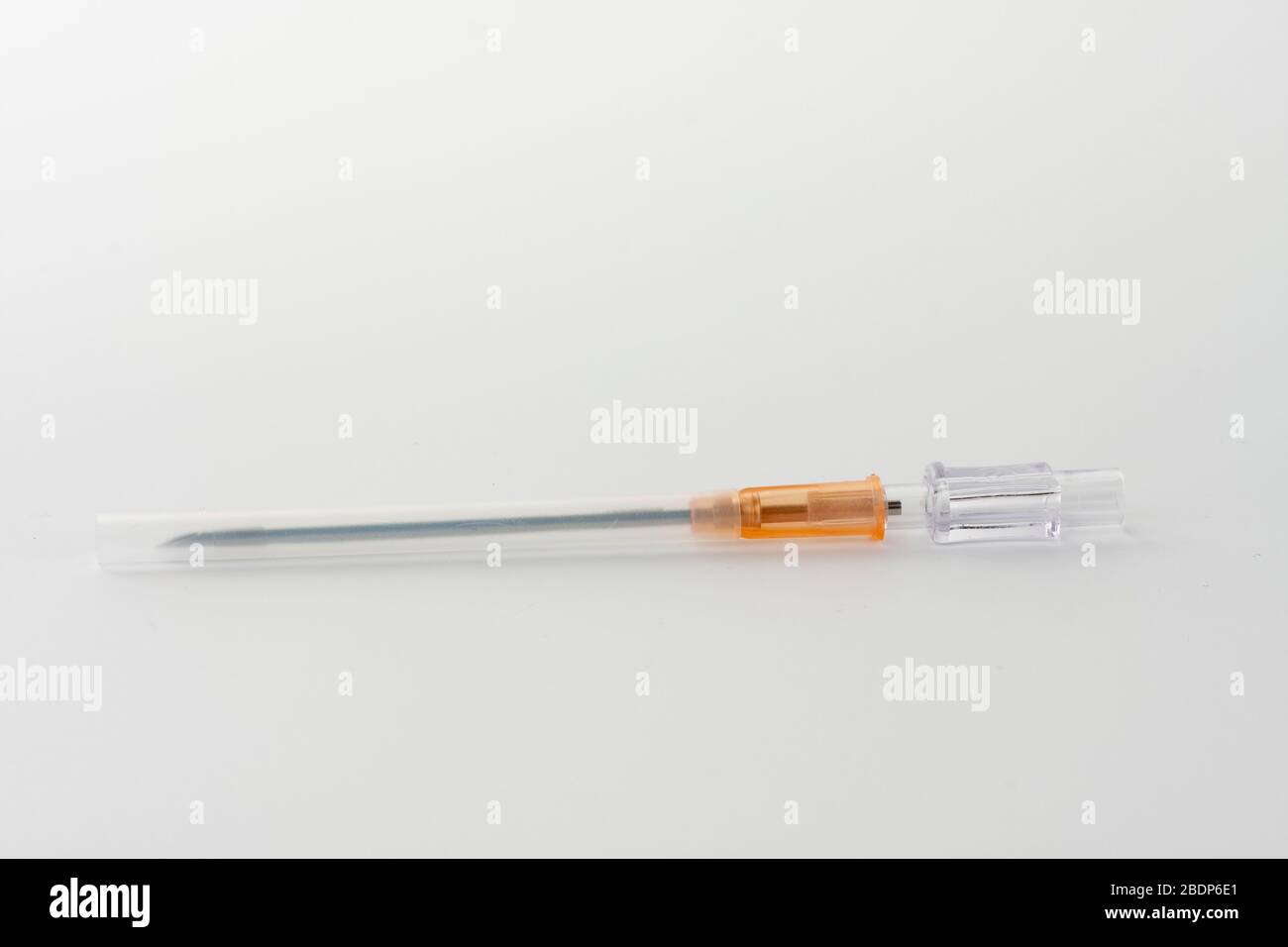 Orangenes intravenöses Kanüle 14 G auf weißem Hintergrund, Außendurchmesser  2,1 mm, verwendet bei Trauma, Bluttransfusion, Chirurgie, Aszites-Punktion  Stockfotografie - Alamy