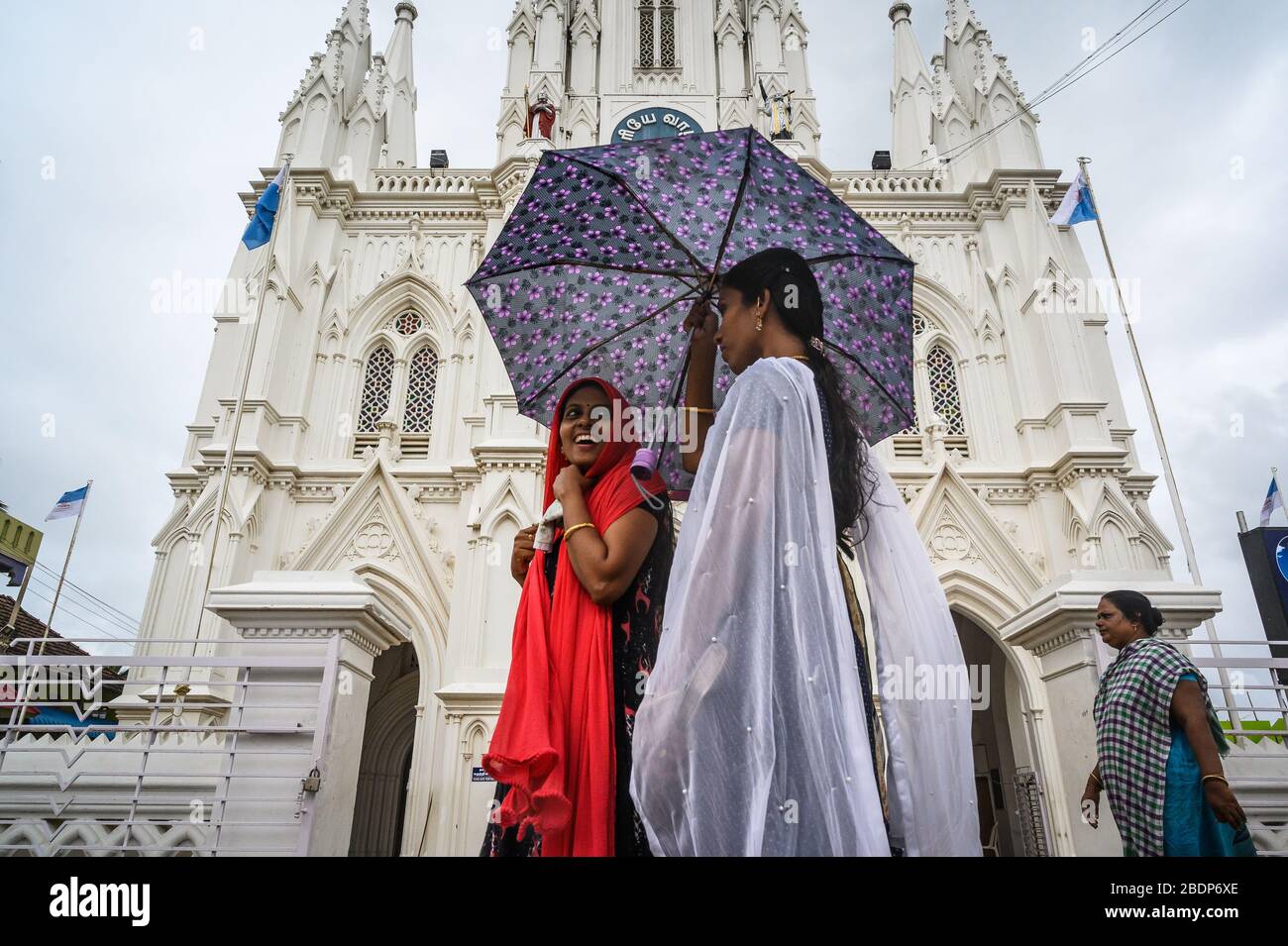 Frauen, die an der Kirche der Gottesmutter von Ransom, Kanyakumari, Indien, vorbeigehen Stockfoto