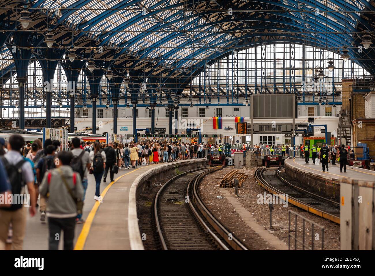 Die Gäste steigen am Bahnhof Brighton aus. Brighton liegt am Ärmelkanal und ist bei allen, die einen Tagesausflug zum Strand machen möchten, beliebt. Stockfoto