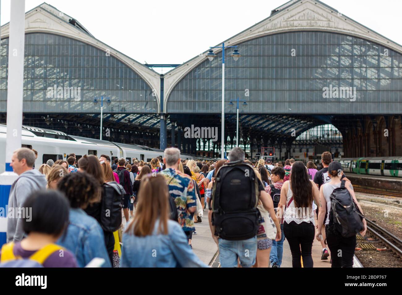 Die Gäste steigen am Bahnhof Brighton aus. Brighton liegt am Ärmelkanal und ist bei allen, die einen Tagesausflug zum Strand machen möchten, beliebt. Stockfoto