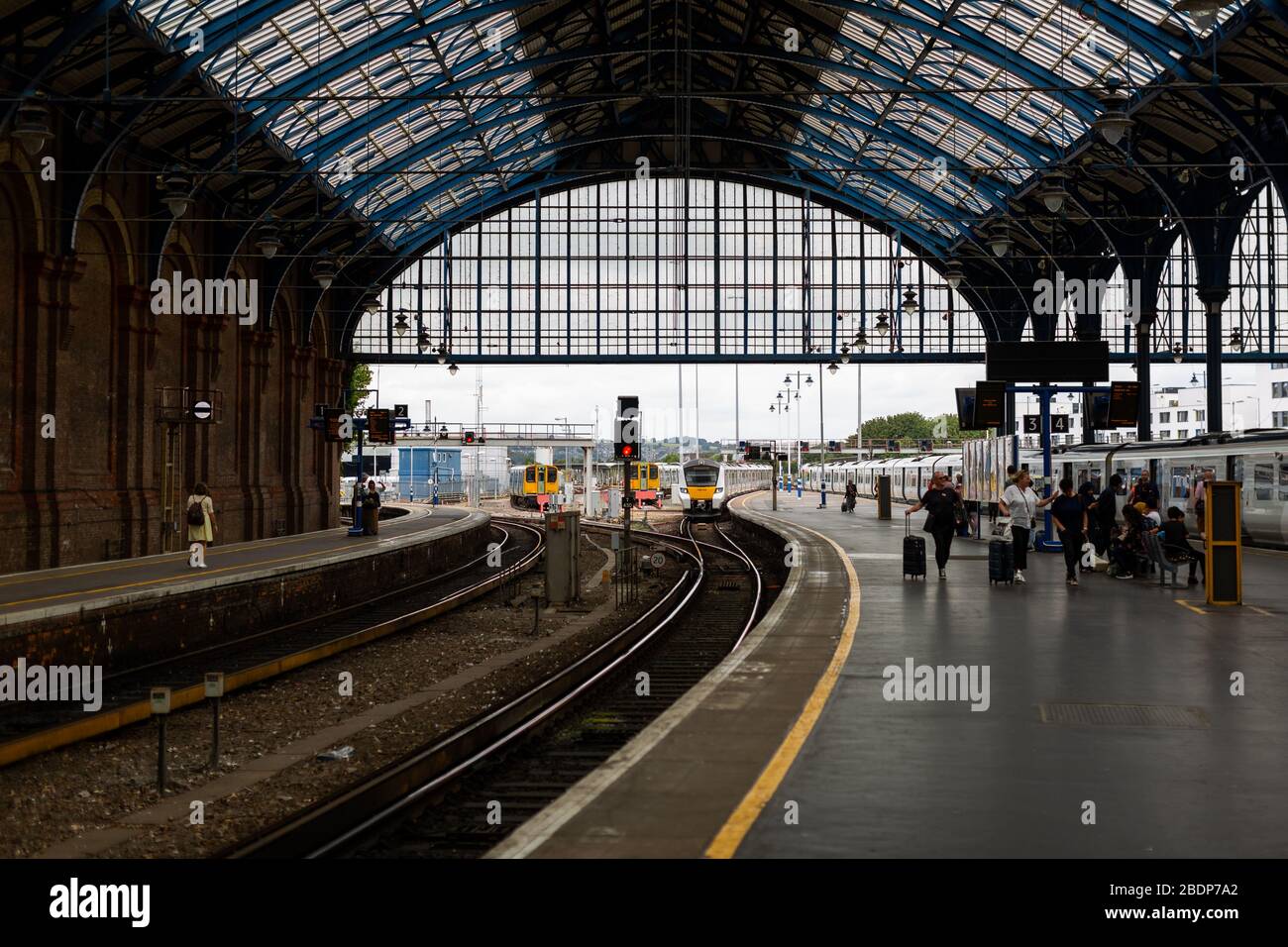 Die Gäste steigen am Bahnhof Brighton aus. Brighton liegt am Ärmelkanal und ist bei allen, die einen Tagesausflug zum Strand machen möchten, beliebt. Stockfoto