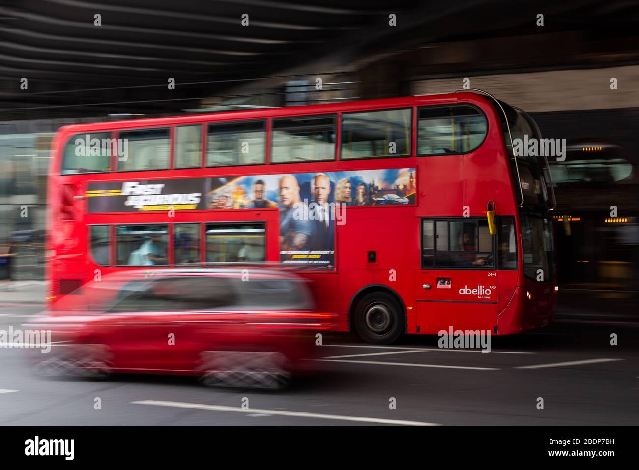 Die ikonischen Doppeldeckerbusse des Großraums London sind Teil eines integrierten öffentlichen Nahverkehrssystems. Stockfoto