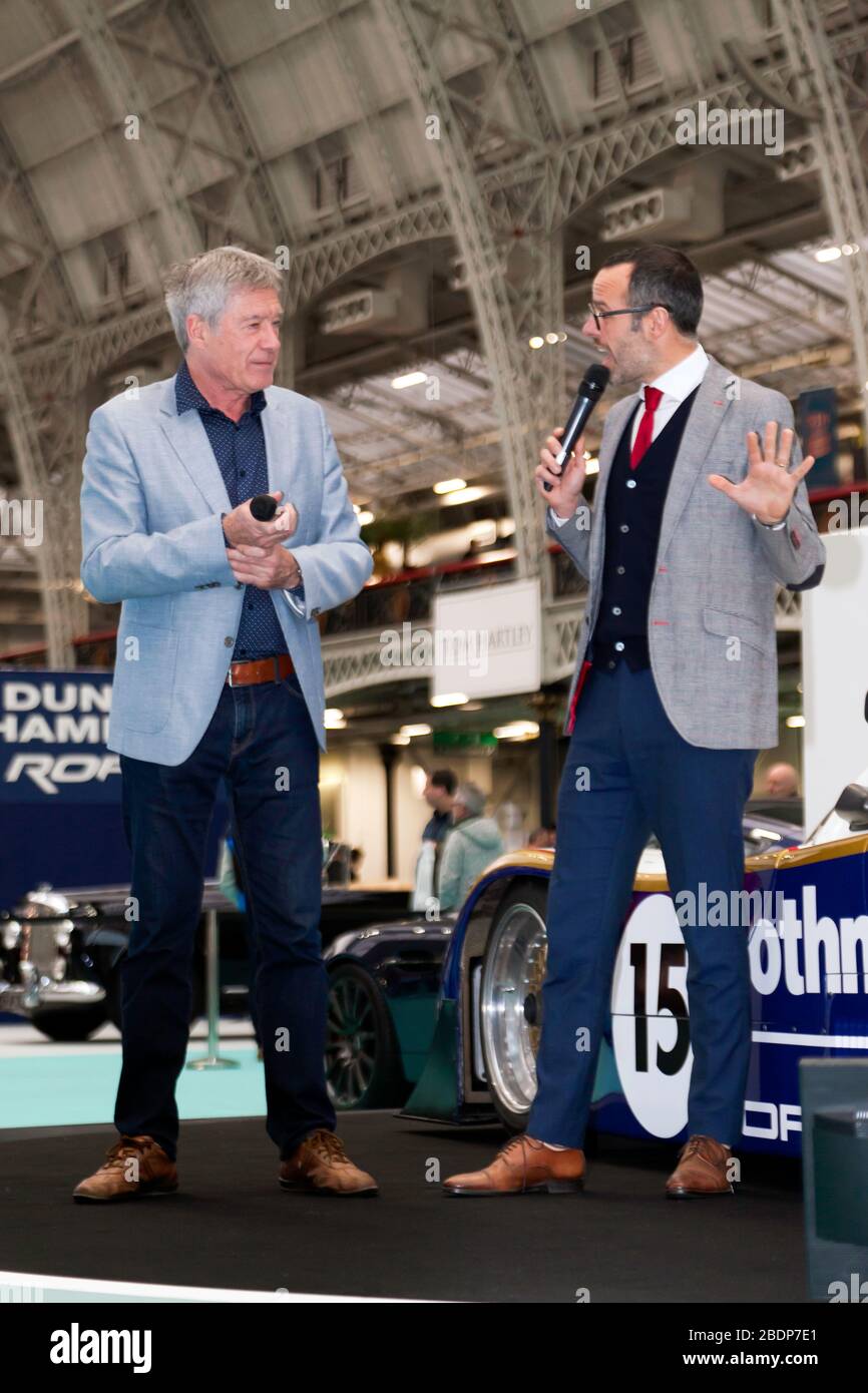 TIFF Needell beschreibt seine Erfahrungen mit dem Porsche 962C in Le Mans mit dem Motoring-Experten Max Girardo auf der Car Stories-Bühne der London Classic Car Show 2020 Stockfoto