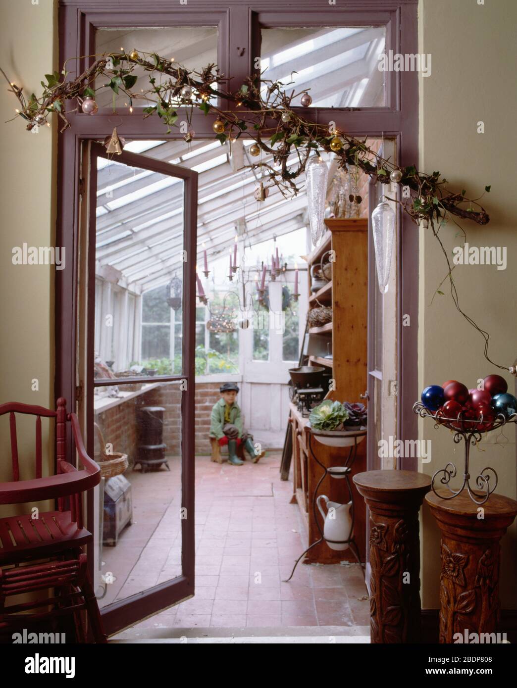 Kleiner Junge, der im Wintergarten SPIELT, NUR FÜR REDAKTIONELLE ZWECKE. WENDEN SIE SICH AN DAS BÜRO, UM WEITERE VERWENDUNG ZU ERHALTEN. NUR REDAKTIONELLE VERWENDUNG. PRÜFEN SIE MIT Stockfoto