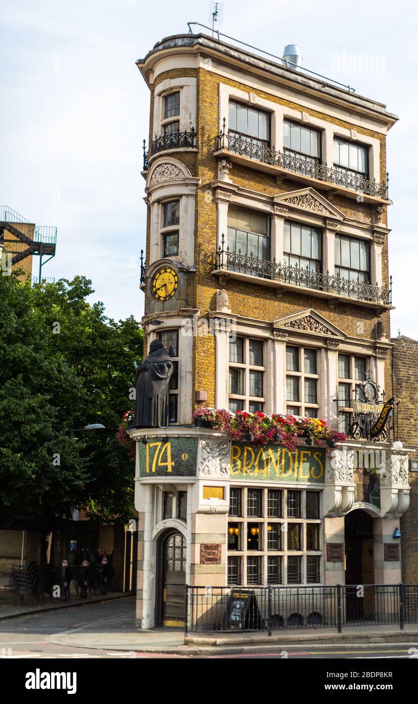 Im gesamten Großraum London werden Sie eine Mischung aus moderner Architektur und historischen Gebäuden sehen, die sich miteinander vermischen. Stockfoto