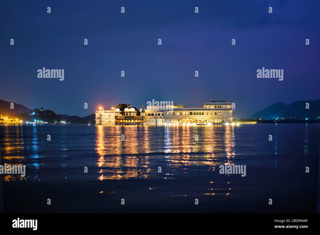 Palast des Palastes am Pichola-See im Zwielicht, Udaipur, Rajasthan, Indien Stockfoto