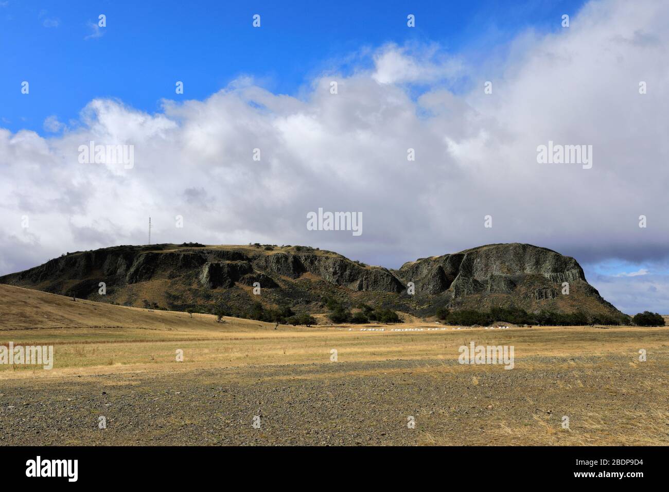 Berg Morro Chico und Rio Penitente, Patagonia Steppe in der Nähe der Stadt Punta Arenas, Patagonien, Chile, Südamerika Stockfoto
