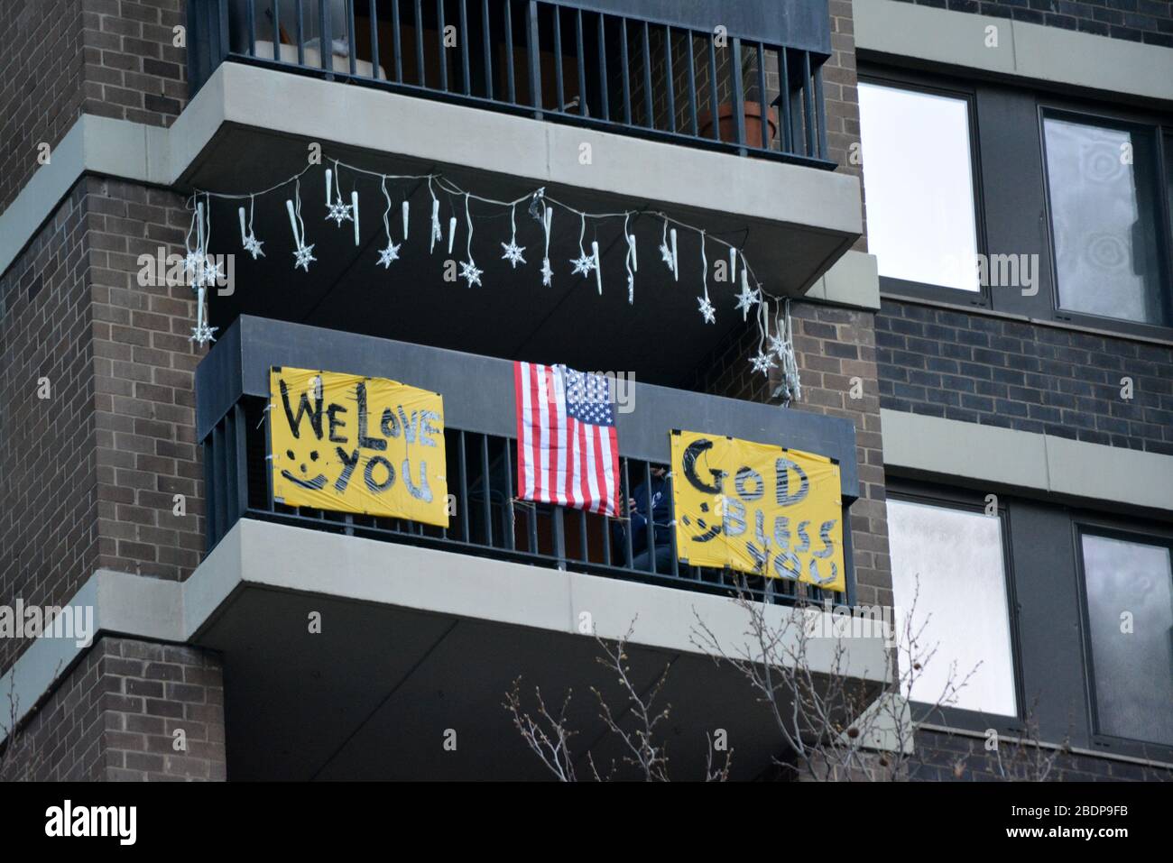 Schild gegenüber dem New York Presbyterian Hospital, das den Mitarbeitern für ihre Arbeit bei der Bekämpfung der Coronavirus-Pandemie in Lower Manhattan dankt. Stockfoto