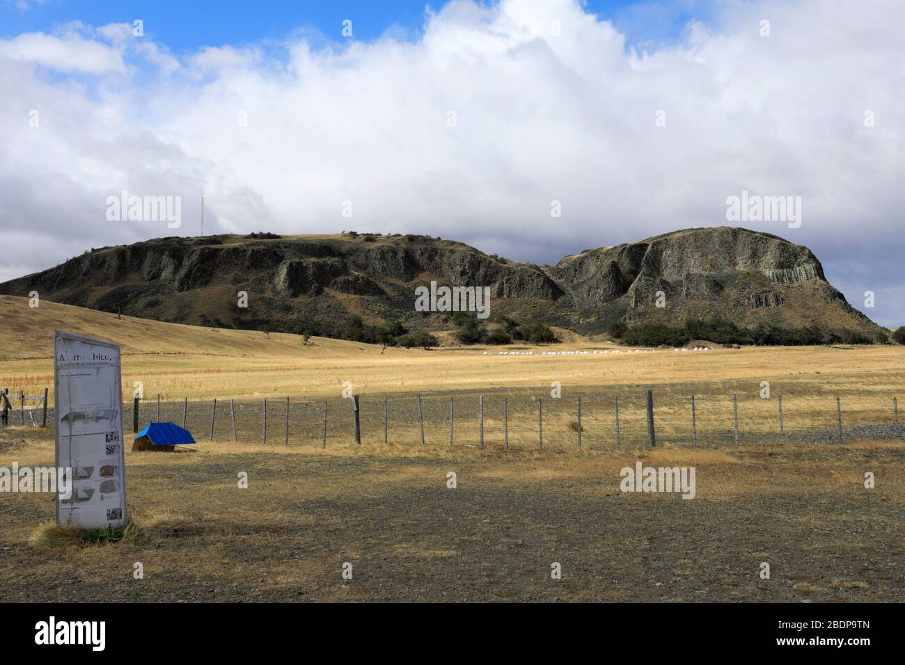 Berg Morro Chico und Rio Penitente, Patagonia Steppe in der Nähe der Stadt Punta Arenas, Patagonien, Chile, Südamerika Stockfoto