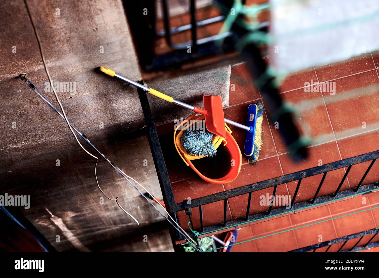 Mopp, Eimer und Besen, Barcelona. Stockfoto
