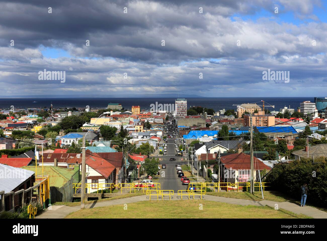 Der Aussichtspunkt Mirador del Cerro de la Cruz mit Blick auf die Stadt Punta Arenas, Patagonien, Chile, Südamerika Stockfoto