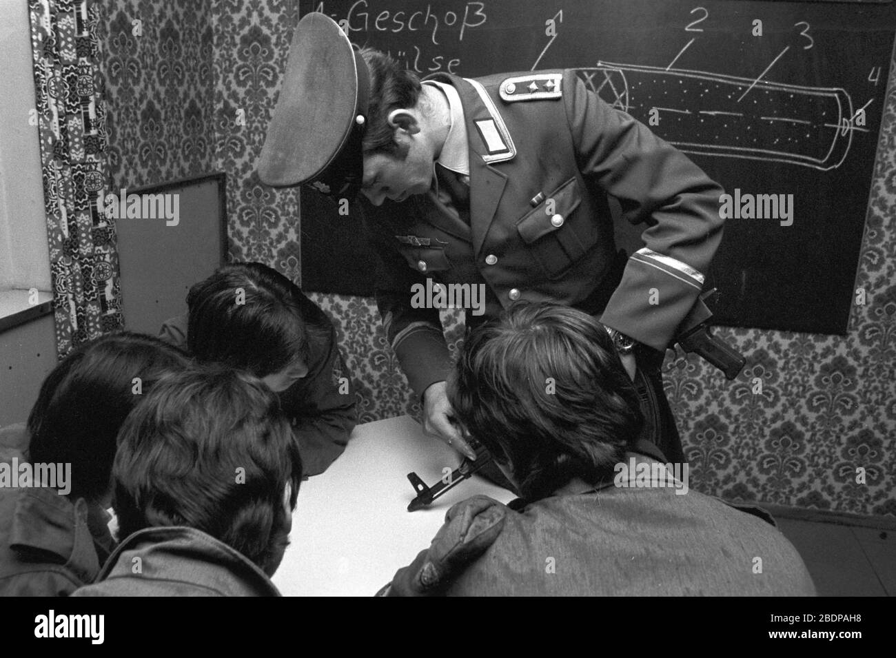 30. November 1981, Sachsen, Delitzsch: Junge Männer werden in der Touristenstation Delitzsch (Station junger Techniker und Naturforscher Reibitz) Anfang der 1980er Jahre von Offizieren der nationalen Volksarmee bei der Maschinenpistole Kalaschnikow im Rahmen der von der Gesellschaft für Sport und Technik (GST) zur Verfügung gestellten vormilitärischen Ausbildung ausgebildet. Genaues Aufnahmedatum nicht bekannt. Foto: Volkmar Heinz / dpa-Zentralbild / ZB Stockfoto