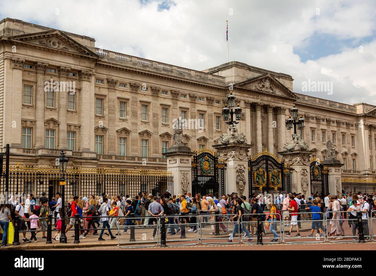 Ein muss auf jeder Touristenliste ist eine Station im Buckingham Palace. Stockfoto