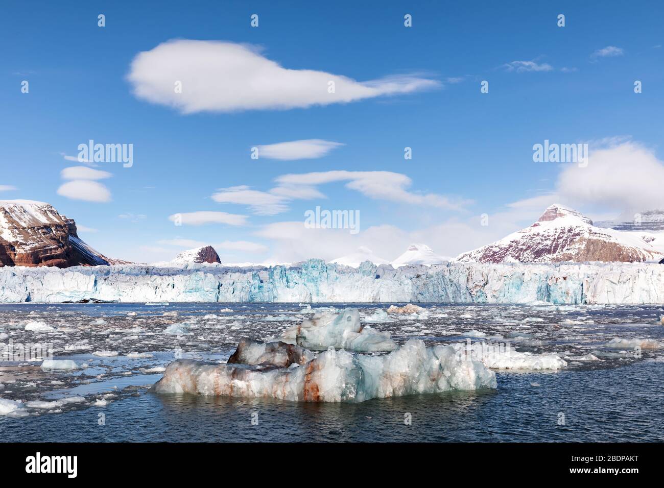 Gletscher, Eisberge und die drei Kronberge des Kongsfjorden, Svalbard Stockfoto