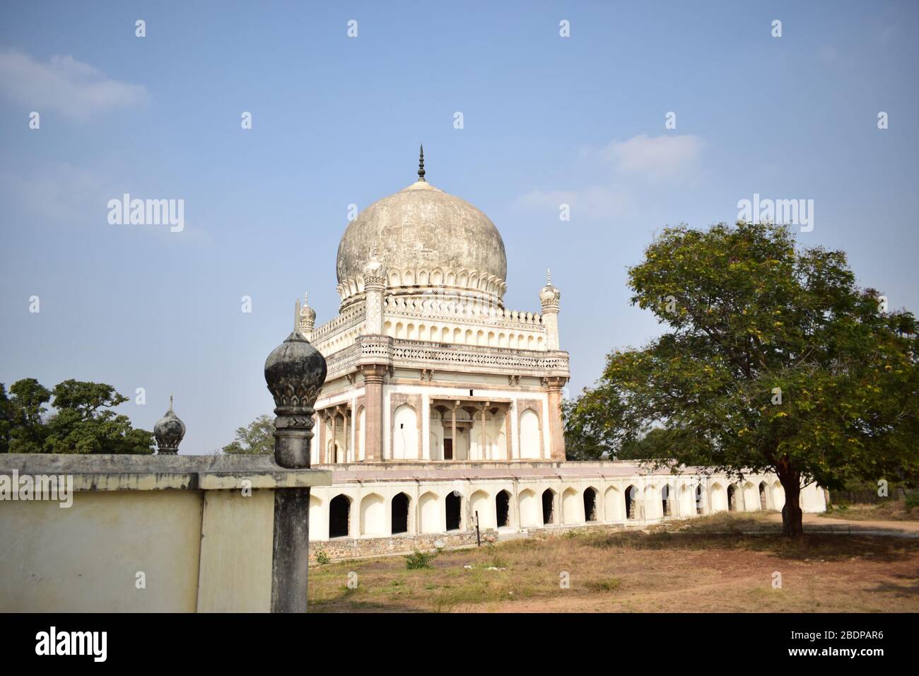 Das Grab von Sultan Quli Qutb Mulk wurde 1543 erbaut. Foto Von Seven Tombs Stock Stockfoto