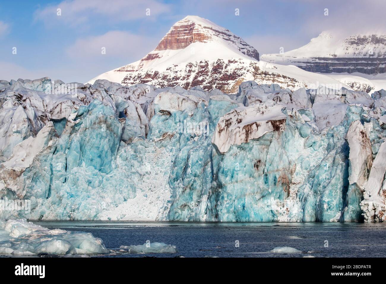 Gletscher in Kongsfjorden, Svalbard. Nahaufnahme des blauen Eises, das freigelegt wird, wenn der Gletscher kält. Stockfoto