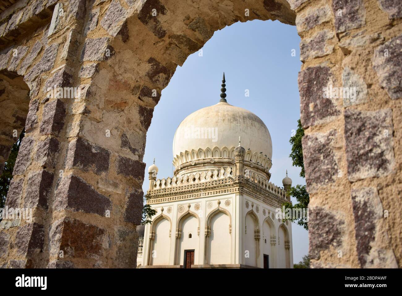 Das Grab von Sultan Quli Qutb Mulk wurde 1543 erbaut. Foto Von Seven Tombs Stock Stockfoto