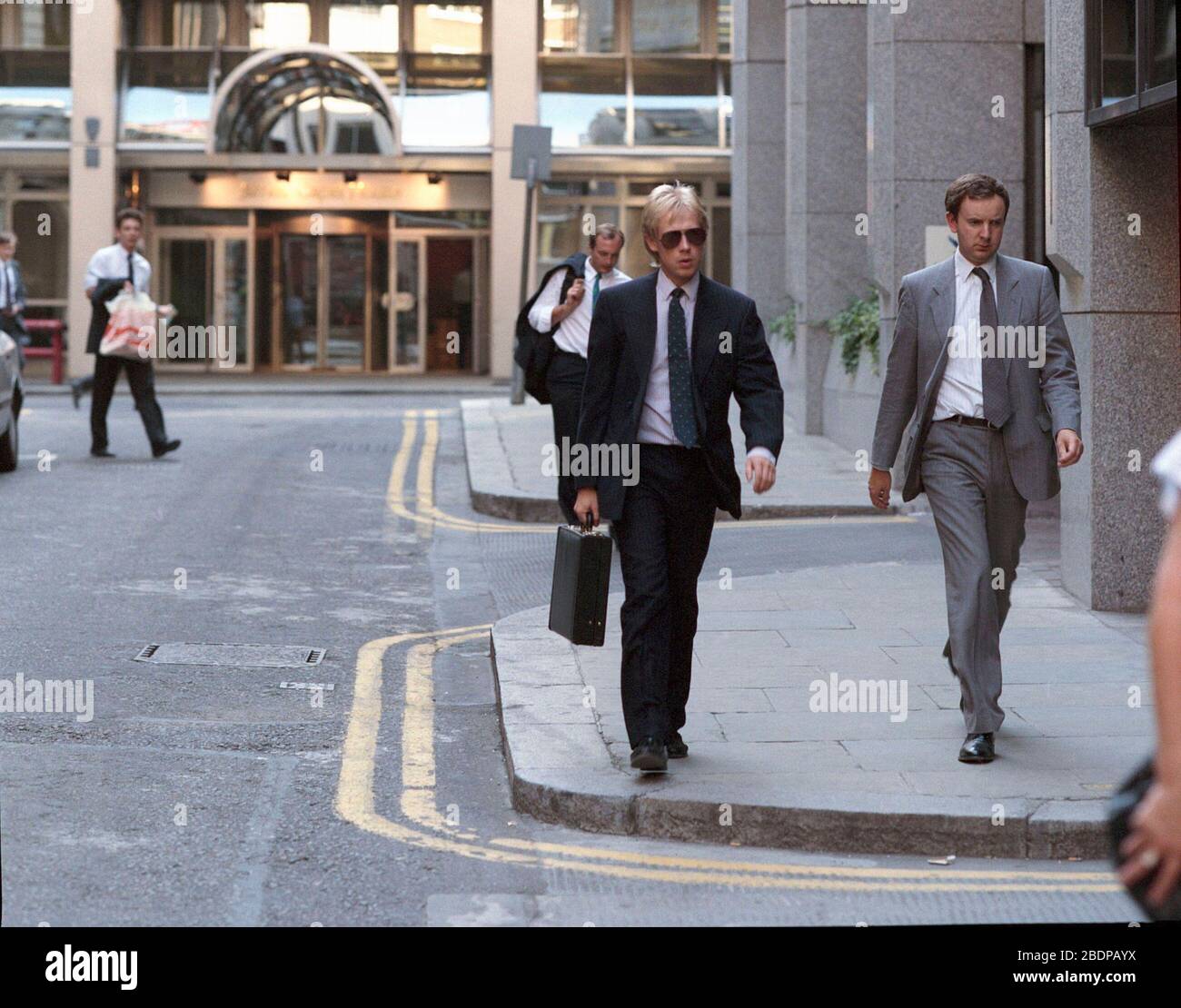 1990, elegant gekleidete Büroangestellte in der Stadt London, Großbritannien Stockfoto