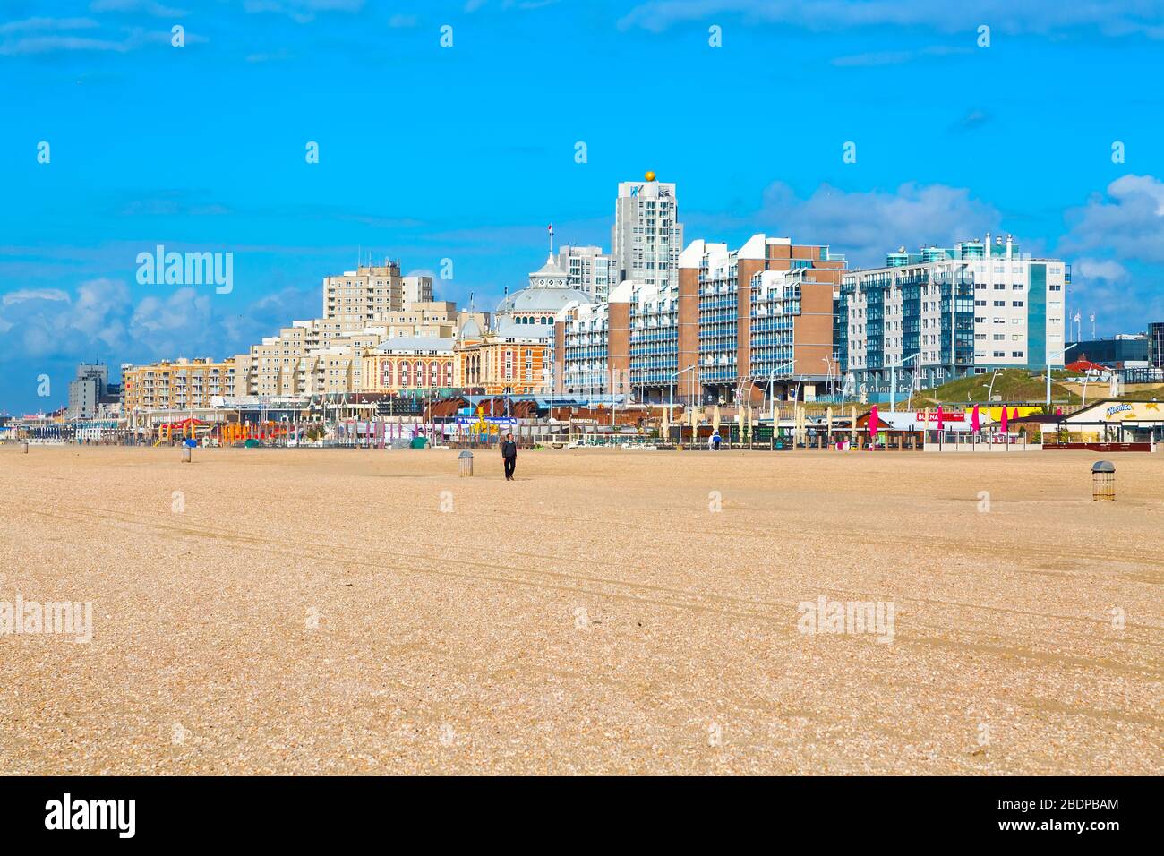 Scheveningen, Niederlande - 7. April 2016: Scheveningen Strandpanorama mit holländischer Flagge, Häuser in der Nähe von Den Haag, Holland Stockfoto