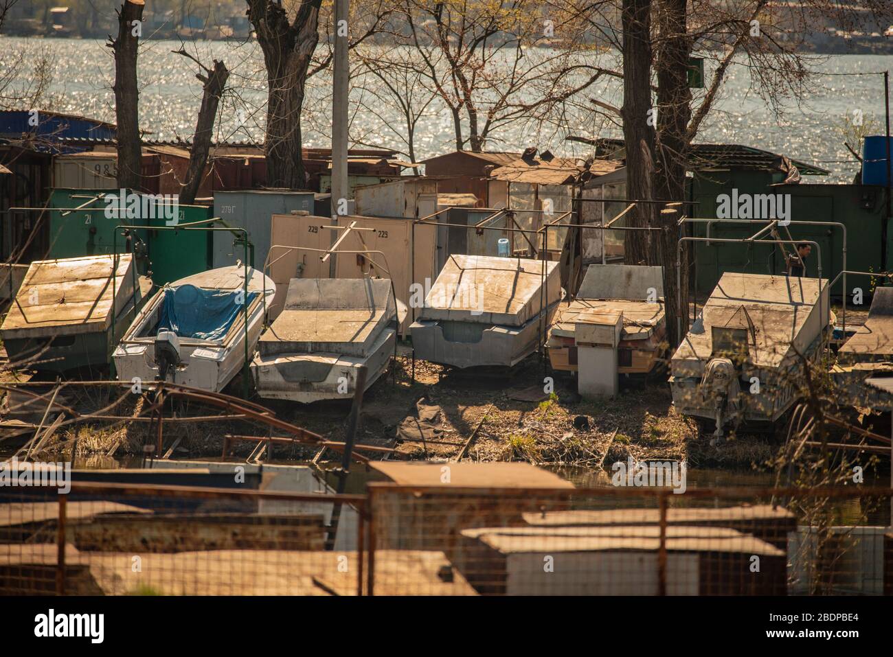 Boote am Pier der Bootsstation. Stockfoto