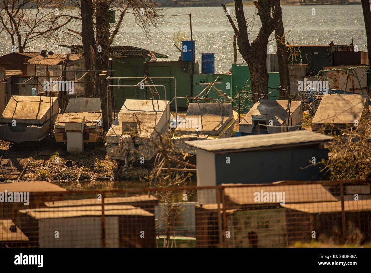 Boote am Pier der Bootsstation. Stockfoto