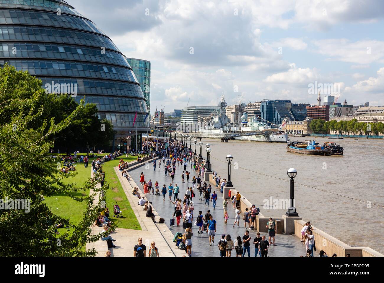 Der Themse River ist eine belebte Wasserstraße mit Vergnügen und kommerziellem Handwerk, die ihn täglich umgibt. Stockfoto