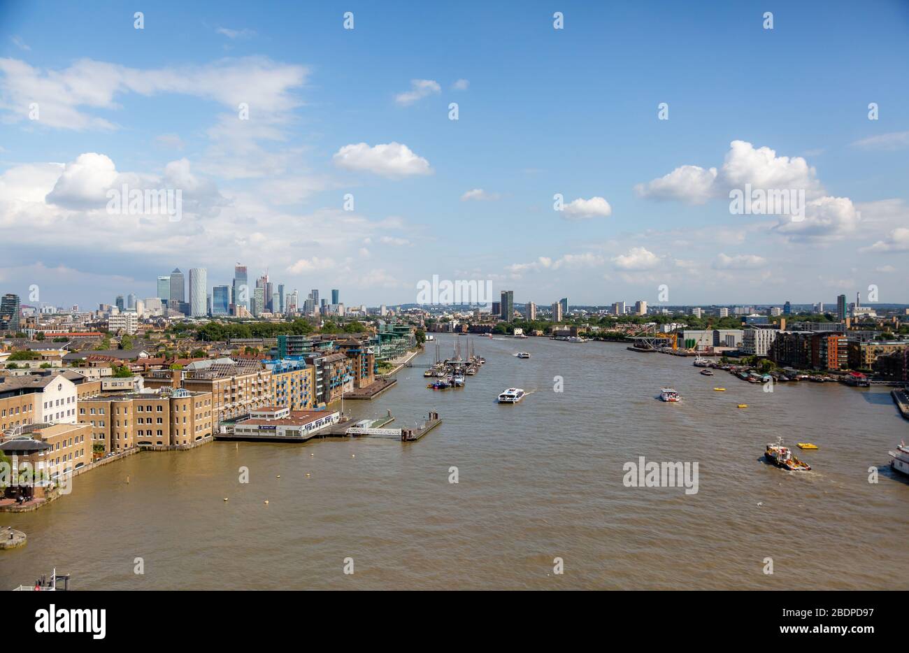 Blick auf die Ostseite von Greater London von der Tower Bridge aus. Sie zeigen sowohl die Ufer als auch die Handels- und Vergnügungsboote, die den Fluss befahren. Stockfoto